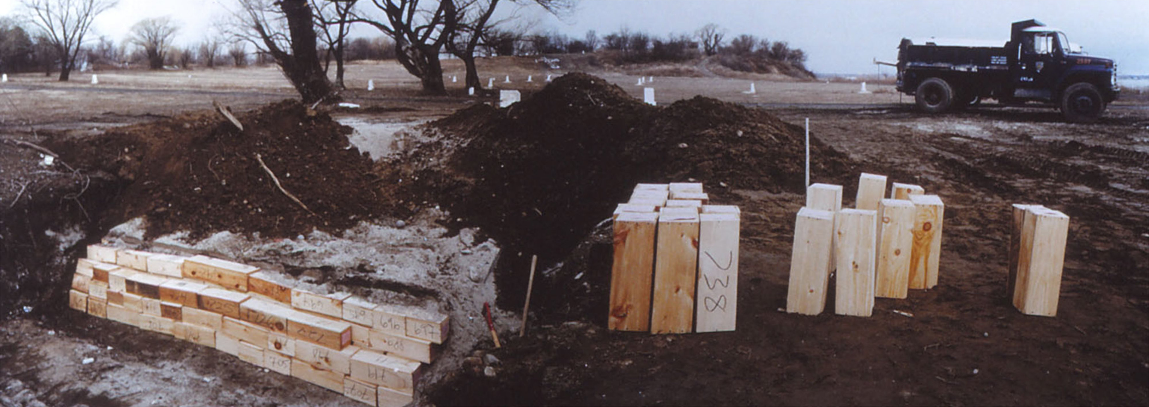 The “baby trench” during a break in the work © 1992 Joel Sternfeld